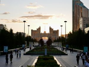 Widok na Khan Shatyr z Nurzhol Blvd