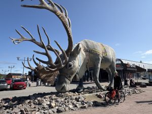 Gigantyczny refier na parkingu w Akaslompolo Gigantyczny refier na parkingu w Akaslompolo