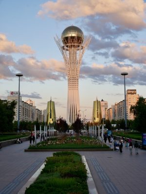 Bajterek Tower - symbolizuje drzewo życia i jajo mitycznego ptaka Samruka Bajterek Tower – symbolizuje drzewo życia i jajo mitycznego ptaka Samruka