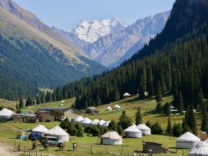 Obozowiska yurt w dolinie Ałtyn Arashan Obozowiska yurt w dolinie Ałtyn Arashan