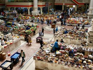 Porządek na bazarze Bazar Mehgron w Dushanbe