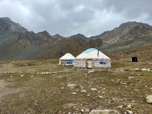 Yurty na 3500 m n.p.m. w pobliżu ostatniego podejścia na przełęcz Yurty na 3500 m n.p.m. w pobliżu ostatniego podejścia na przełęcz