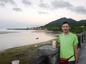 Zachód słońca i bubble tea w Fulong na koniec pierwszego dnia Zachód słońca i bubble tea w Fulong na koniec pierwszego dnia