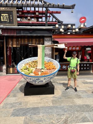W Xi'an popularny jest gruby, szeroki makaron W Xi'an popularny jest gruby, szeroki makaron