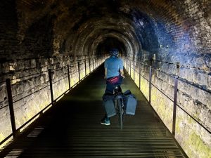 Drugiego dnia jechaliśmy 3 km tunelem pod górą Drugiego dnia jechaliśmy 3 km tunelem pod górą