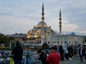 Widok z mostu Galata na jeden z wielu meczetów w mieście Widok z mostu Galata na jeden z wielu meczetów w mieście