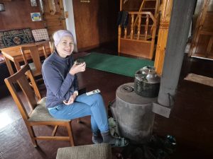 Ogrzewanie się w chatce w Khumjung Ogrzewanie się w chatce w Khumjung