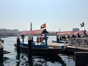 Wodna taksówka którą można przedostać się przez Dubai Creek Wodna taksówka którą można przedostać się przez Dubai Creek
