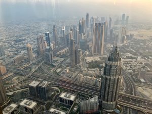 Wieżowce widziane z Burj Khalifa wydają się malutkie Wieżowce widziane z Burj Khalifa wydają się malutkie