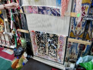 Jedwabny dywan, koszt tak szczegółowego okazu wielkości wycieraczki to ponad 2000$ Jedwabny dywan, koszt tak szczegółowego okazu wielkości wycieraczki to ponad 2000$