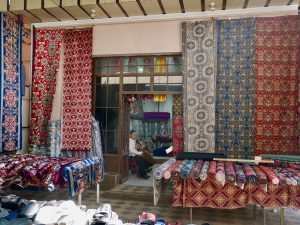 Bazar – stoisko z lokalnymi szmatkami Bazar – stoisko z lokalnymi szmatkami