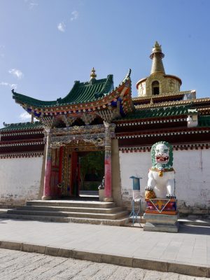 Złota pagoda skrywająca się za murem klasztoru Złota pagoda skrywająca się za murem klasztoru