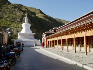 Biała stupa i ściana wałków modlitewnych Biała stupa i ściana wałków modlitewnych