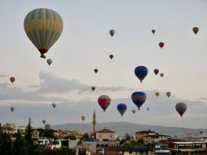 Balony nad Goreme wznoszące się o świcie Balony nad Goreme wznoszące się o świcie