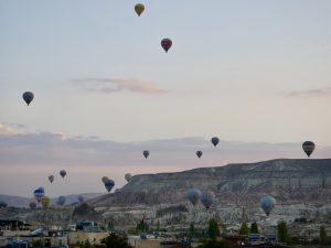 Ogromna ilość balonów latających nad Goreme Ogromna ilość balonów latających nad Goreme