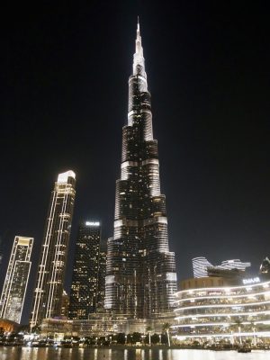 Burj Khalifa, najwyższy budynek świata uchwycony wieczorem Burj Khalifa, najwyższy budynek świata uchwycony wieczorem