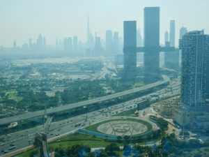 Widok z ramki na nowoczesne miasto, w oddali Burj Khalifa Widok z ramki na nowoczesne miasto, w oddali Burj Khalifa