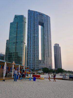 Plaża Jumeirah i pobliskie wieżowce Plaża Jumeirah i pobliskie wieżowce