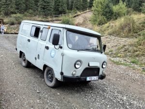 UAZ obsługujący leniwych turystów UAZ obsługujący leniwych turystów