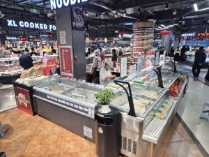 Stoisko z pierogami lepionymi na świeżo w supermarkecie Stoisko z pierogami lepionymi na świeżo w supermarkecie