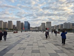 Wyjście z dworca w Lanzhou, czekał nas długi spacer Wyjście z dworca w Lanzhou, czekał nas długi spacer
