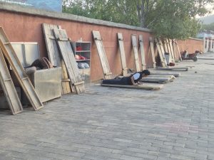 Spora część mieszkańców recytuje mantry kładąc się i podnosząc z ziemi Spora część mieszkańców recytuje mantry kładąc się i podnosząc z ziemi