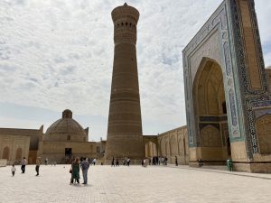 Kompleks Po’i Kalon z minaretem o wysokości 47m Kompleks Po’i Kalon z minaretem o wysokości 47m