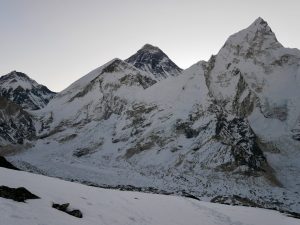 Everest wyłania się o świcie, a przed nim lodowiec Khumbu Everest wyłania się o świcie, a przed nim lodowiec Khumbu