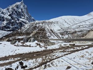 Budowa mostu nad Lobuche Budowa mostu nad Lobuche
