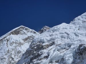 Everest wyłania się w tle Everest wyłania się w tle