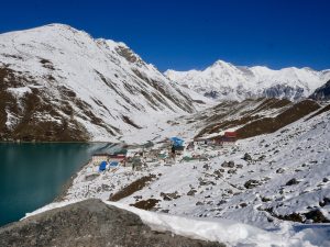 Widok na wioskę i jezioro Gokyo Widok na wioskę i jezioro Gokyo