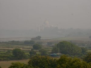 Wytężając wzrok można dostrzec Taj Mahal - widok z Fortu Wytężając wzrok można dostrzec Taj Mahal - widok z Fortu
