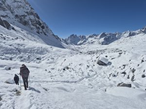 Kontynuujemy trekking na kolejne przełęcze Kontynuujemy trekking na kolejne przełęcze