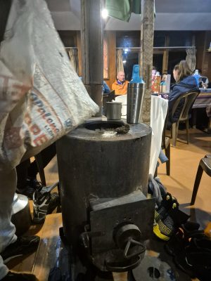 Conocny rytuał, dosypywanie paliwa do piecyka Conocny rytuał, dosypywanie paliwa do piecyka