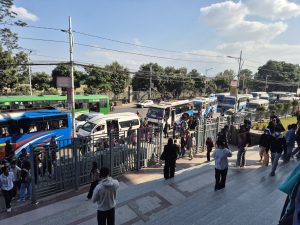 Nieoficjalny dworzec autobusowy pod galerią handlową w Kathmandu Nieoficjalny dworzec autobusowy pod galerią handlową w Kathmandu