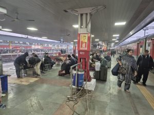Ponownie dworzec - czas opuścić Delhi Ponownie dworzec - czas opuścić Delhi