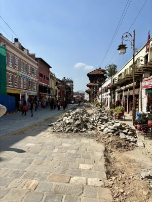 "Naturalne" przeszkody na chodnikach w Kathmandu "Naturalne" przeszkody na chodnikach w Kathmandu