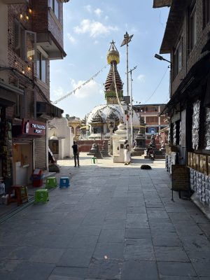 Jedna z wielu mniejszych stup w Kathmandu Jedna z wielu mniejszych stup w Kathmandu