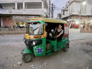 Zielony Bajaj - tutaj czekamy aż kierowca wypije masala chai Zielony Bajaj - tutaj czekamy aż kierowca wypije masala chai