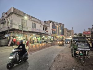 Obrzeża Jaipur o zmierzchu - powrót z Pałacu na Wodzie Obrzeża Jaipur o zmierzchu - powrót z Pałacu na Wodzie