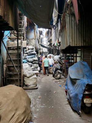 Alejka w części przemysłowej slumsów Alejka w części przemysłowej slumsów