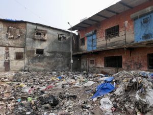 Dziedziniec na slumsach - również plac zabaw Dziedziniec na slumsach - również plac zabaw